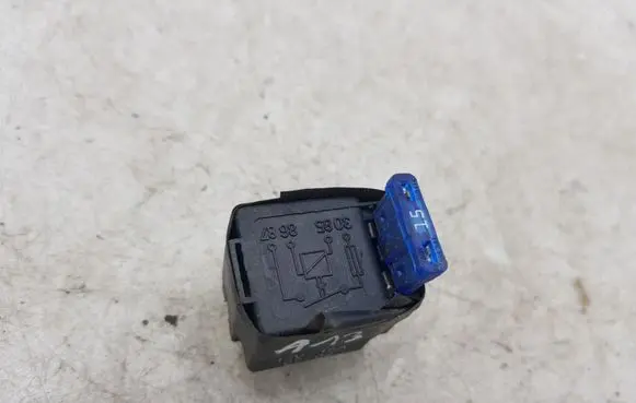 Nissan X-Trail T30 Other relay 30858687 12V15A