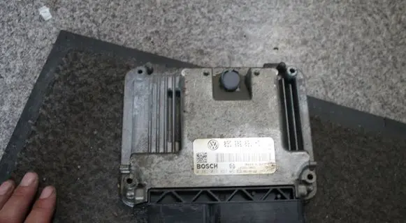 Volkswagen Touran I Engine control unit/module 03G906021HN 0281013437