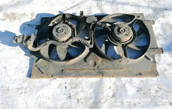 Radiator cooling fan shroud