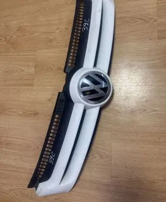 Volkswagen Golf Plus Front bumper upper radiator grill 5M0853653