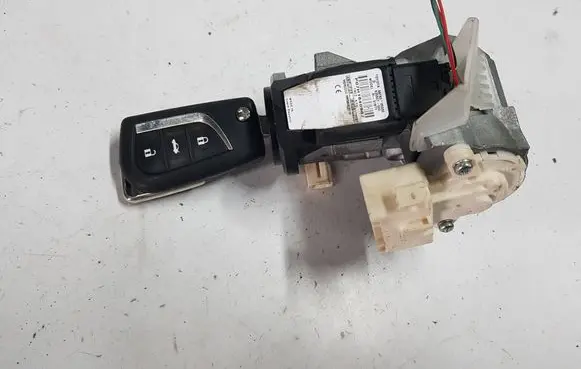 Toyota Avensis T270 Ignition lock 8978305030