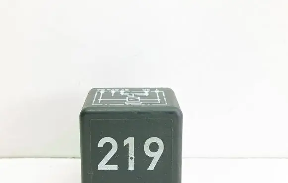 Volkswagen PASSAT B5 Other relay 443951253AA 899574000