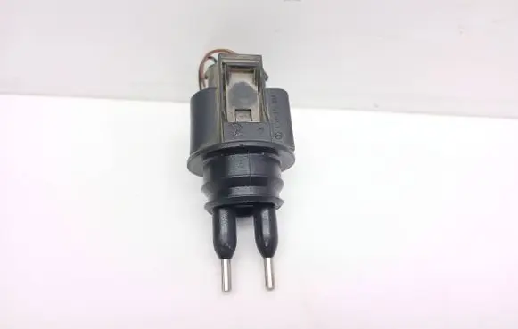 Volkswagen PASSAT B5.5 Windshield washer fluid level sensor 1J0973202