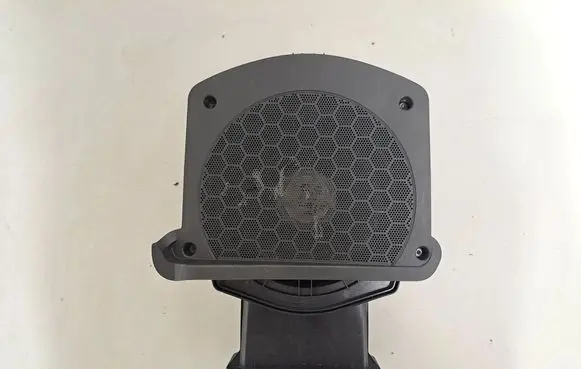 BMW X4 G02 Subwoofer speaker 6811918 6826949
