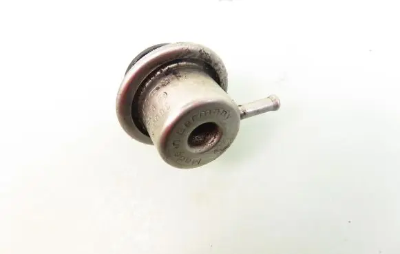 Audi A3 S3 8L Fuel pressure regulator 037133035C 0280160557
