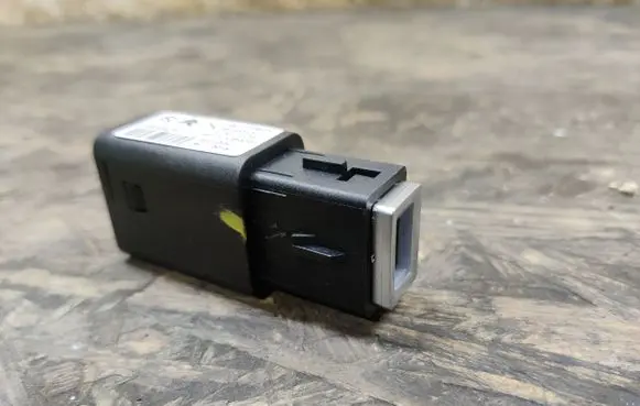 Citroen DS7 Crossback USB socket connector 9824334377