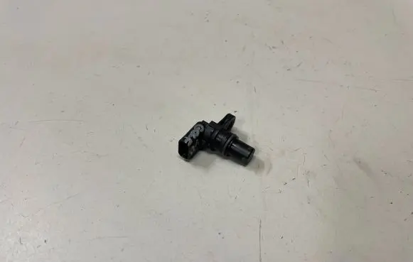 Volkswagen Golf VII Camshaft position sensor 04C907601