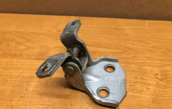 Subaru Impreza II Front door upper hinge