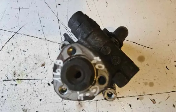 Volkswagen Golf IV Power steering pump 1J0422154B