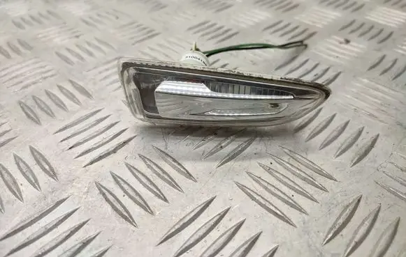 Opel Zafira C Front fender indicator light 13491089