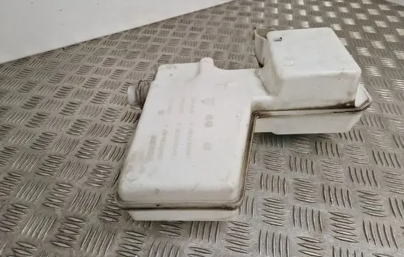 Windshield washer fluid reservoir/tank