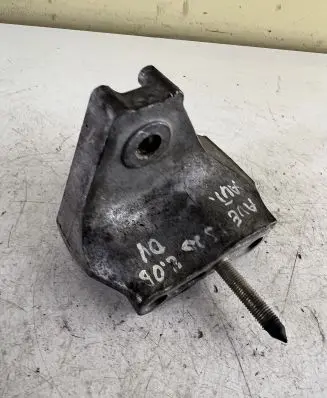 Toyota Avensis T250 Engine mounting bracket