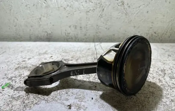 Dodge Challenger Piston with connecting rod