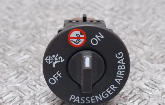 Renault Clio IV Passenger airbag on/off switch 