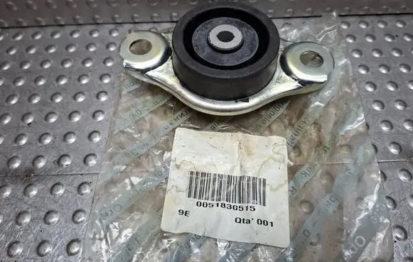 Engine mount vacuum valve
