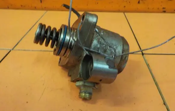 Volkswagen Polo VI Fuel injection high pressure pump 