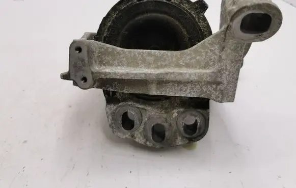 Mazda CX-5 Engine mount bracket