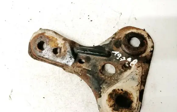 Mazda 6 Engine mounting bracket