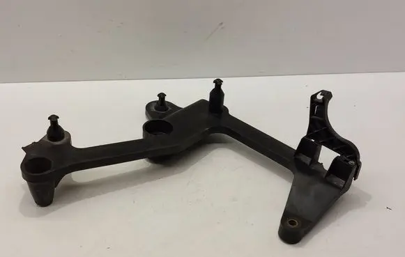 Volkswagen PASSAT B8 Air filter cleaner box bracket assembly 3Q0129671A