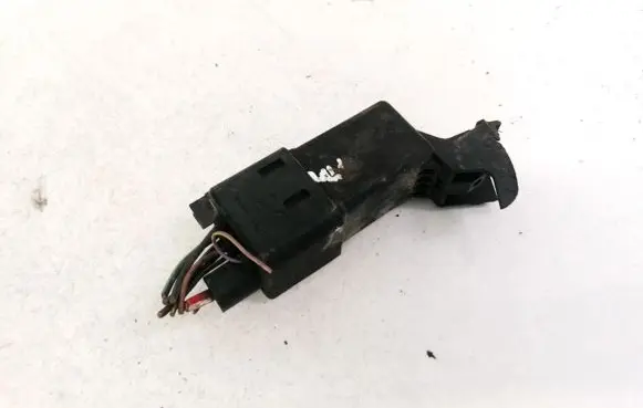 Volkswagen Jetta V Glow plug pre-heat relay 038907281d 0522120504