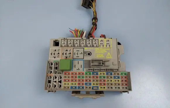 Opel Zafira A Fuse box set 24412497