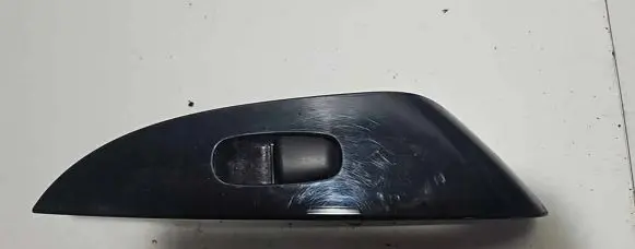 Nissan Leaf I (ZE0) Electric window control switch 82961