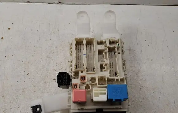 Toyota Verso Fuse module 827300F070C 827300F090 157510B03