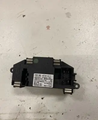 Volkswagen PASSAT B7 Heater blower motor/fan resistor 3C0907521