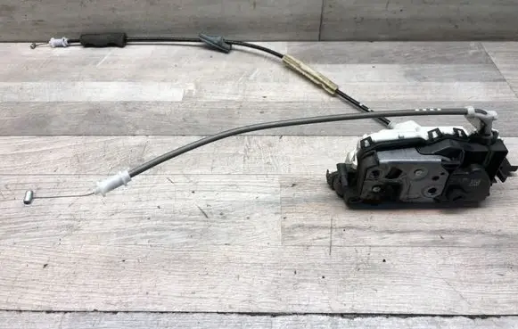 Citroen C4 Cactus Front door lock 690870V
