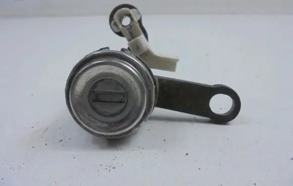 Toyota Carina T190 Front door lock (next to the handle) 