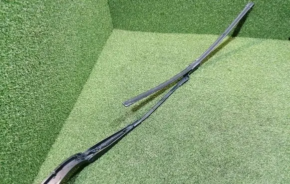 Renault Trafic III (X82) Front wiper blade arm 93867986 288810103R 97036203