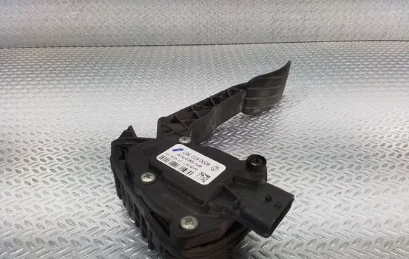 Opel Movano B Accelerator throttle pedal 8200672367