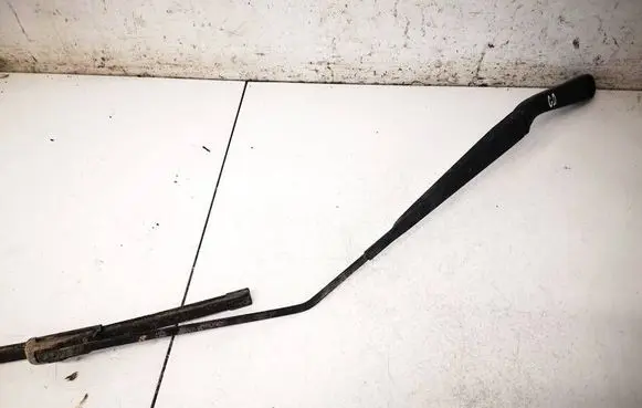 Nissan Juke I F15 Front wiper blade arm
