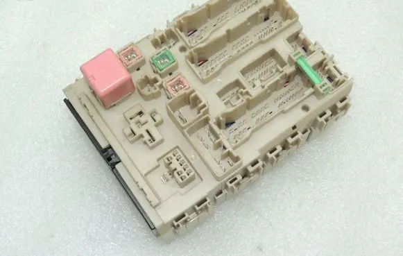 Toyota Avensis T270 Fuse module 8273005J70 8273005S60