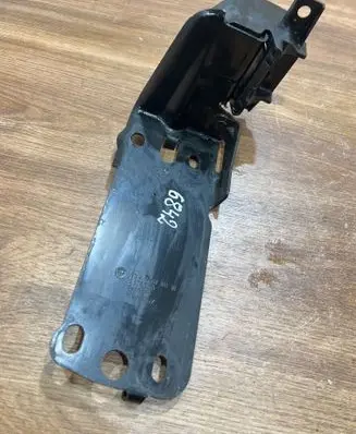 BMW 3 E90 E91 Radiator mount bracket 7117811