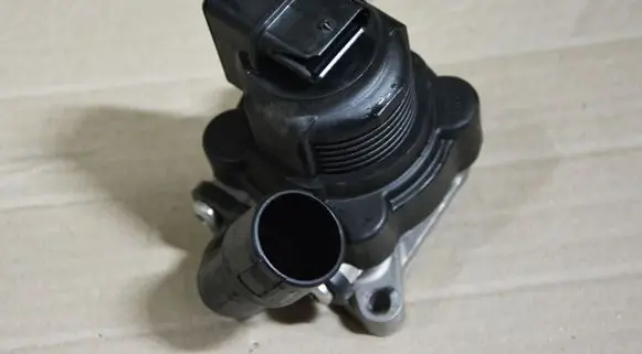 Volkswagen Golf VII EGR valve 06K131097J