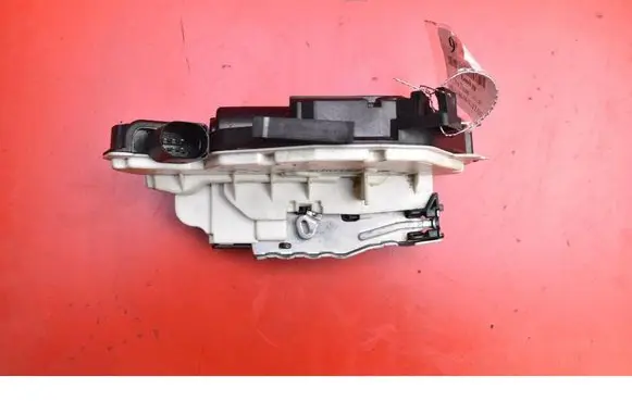 Volkswagen Tiguan Front door lock 5N1837016E