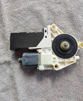 Peugeot 407 Front door window regulator motor 9222Y9