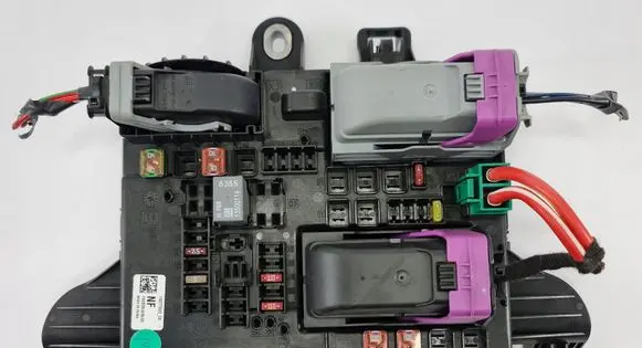 Opel Insignia A Fuse module 13277322