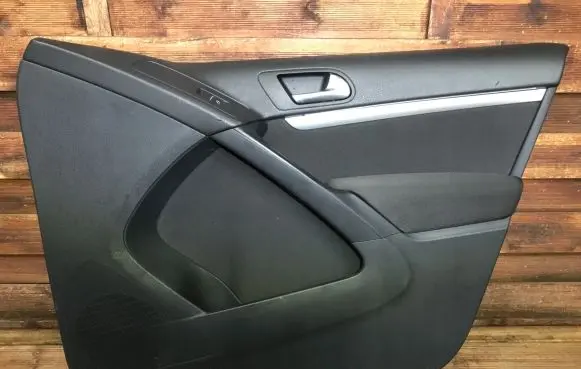 Volkswagen Tiguan Front door card panel trim