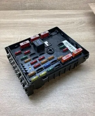 Volkswagen PASSAT B6 Fuse module 3C0937125