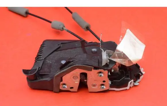 Toyota Yaris Front door lock V5111130