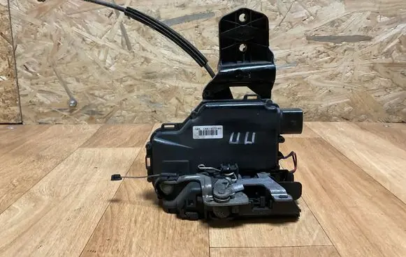 Volkswagen PASSAT B5 Front door lock 3B0837868