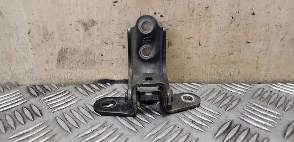 Hyundai ix35 Front door lower hinge A046057