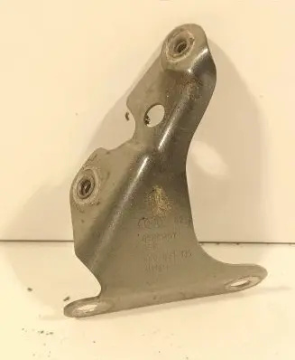 Audi Q7 4L Fender mounting bracket 4l0821135