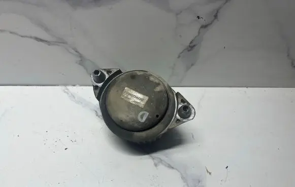 Mercedes-Benz C W204 Engine mount bracket F036072422D