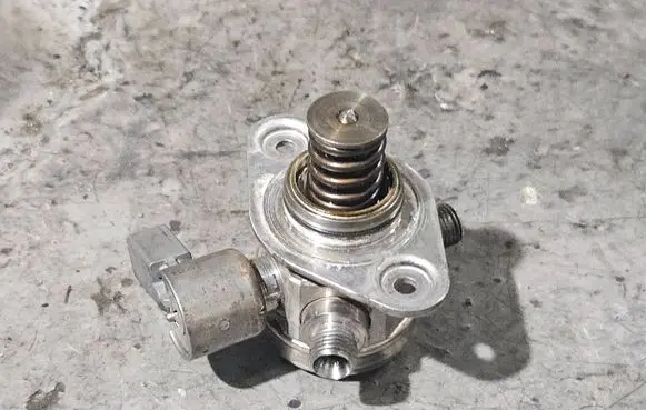 BMW 5 F10 F11 Fuel injection high pressure pump 7595339 1002427247 0217247