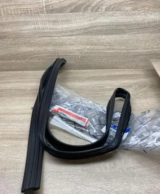 Hyundai ix35 Rubber seal front door window/glass 825301P000