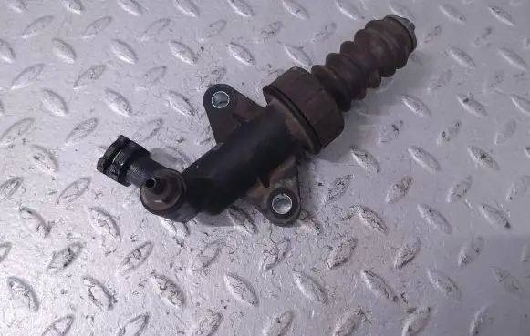 Suzuki Swift III Clutch master cylinder 2382052R00