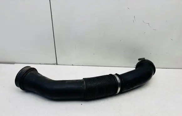 Audi A4 S4 B5 8D Air intake hose/pipe 058129627E 050133354